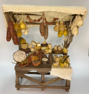 Banchetto di salumi e formaggi in cera – Accessorio per figure da 25 cm – Presepe Napoletano '700 - immagine 2