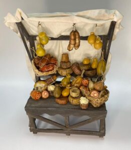 Banchetto di salumi e formaggi in cera – Accessorio per figure da 25 cm – Presepe Napoletano '700 - immagine 2
