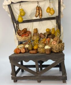 Banchetto di salumi e formaggi in cera – Accessorio per figure da 25 cm – Presepe Napoletano '700 - immagine 3