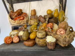 Banchetto di salumi e formaggi in cera – Accessorio per figure da 25 cm – Presepe Napoletano '700 - immagine 4