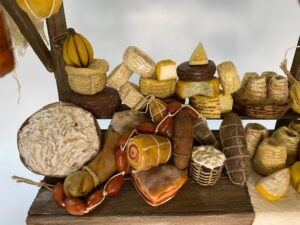 Banchetto di salumi e formaggi in cera – Accessorio per figure da 25 cm – Presepe Napoletano '700 - immagine 5