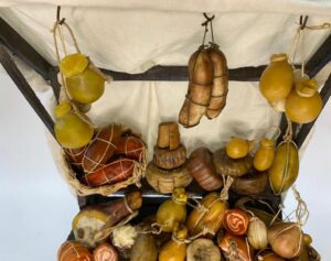 Banchetto di salumi e formaggi in cera – Accessorio per figure da 25 cm – Presepe Napoletano '700 - immagine 5