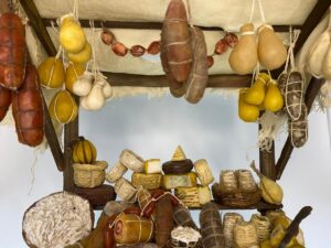Banchetto di salumi e formaggi in cera – Accessorio per figure da 25 cm – Presepe Napoletano '700 - immagine 6