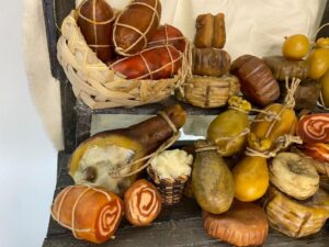Banchetto di salumi e formaggi in cera – Accessorio per figure da 25 cm – Presepe Napoletano '700 - immagine 6