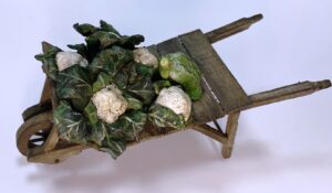 Carriola con frutta in terracotta dipinta a mano – Accessorio per figure da 25 cm, presepe napoletano '700 - immagine 3