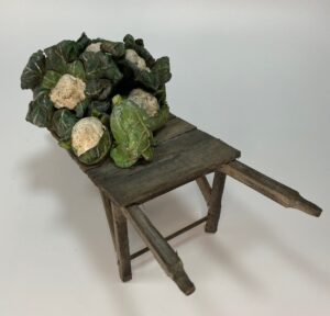 Carriola con frutta in terracotta dipinta a mano – Accessorio per figure da 25 cm, presepe napoletano '700 - immagine 4
