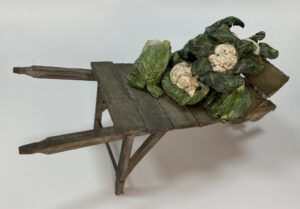 Carriola con frutta in terracotta dipinta a mano – Accessorio per figure da 25 cm, presepe napoletano '700 - immagine 5