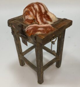 Ceppo in legno con carne in cera – Accessorio per Presepe Napoletano Figure 25 cm - immagine 3