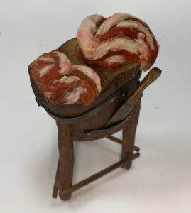 Ceppo in legno con carne in cera – Accessorio per Presepe Napoletano Figure 25 cm - immagine 3