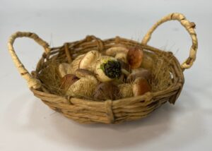 Cesta con funghi porcini in cera – Accessorio per Presepe Napoletano 700, figure 25-30 cm - immagine 2