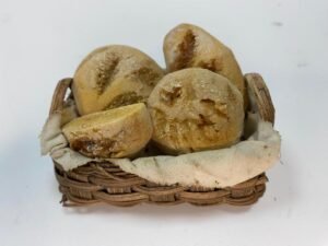 Cesta di pane in pasta di sale – Accessorio per figure da 25 cm – Presepe Napoletano '700 - immagine 3