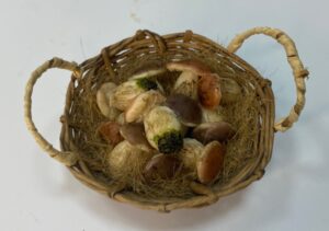 Cesta con funghi porcini in cera – Accessorio per Presepe Napoletano 700, figure 25-30 cm - immagine 3