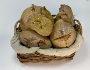 Cesta di pane in pasta di sale – Accessorio per figure da 25 cm – Presepe Napoletano '700 - immagine 3