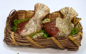 Cesta Artigianale con Pesci in Cera – Per Figure 25-30 cm – Stile Napoletano Settecentesco - immagine 2