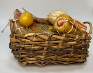 Cesta Rustica con Salumi e Formaggi in Cera – Arte Presepiale Napoletana ’700 – Figure 30-35 cm - immagine 2
