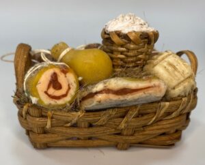 Cesta Rustica con Salumi e Formaggi in Cera – Arte Presepiale Napoletana ’700 – Figure 25-30 cm - immagine 2