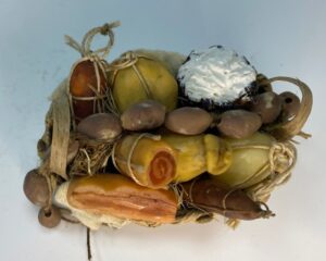 Cestino del Casaro – Salumi e Formaggi in Cera per Presepe Napoletano, Figure 25-30 cm - immagine 3