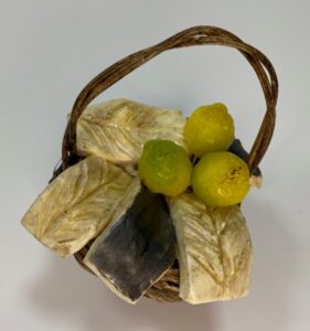 Cestino con Baccalà in Cera – Presepe Napoletano del '700 Figure 25-30 cm (Copia) - immagine 3