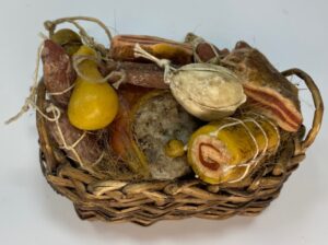 Cesta Rustica con Salumi e Formaggi in Cera – Arte Presepiale Napoletana ’700 – Figure 30-35 cm - immagine 3