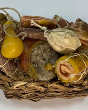 Cesta Rustica con Salumi e Formaggi in Cera – Arte Presepiale Napoletana ’700 – Figure 30-35 cm
