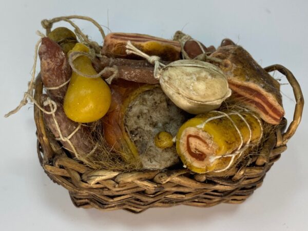 Cesta Rustica con Salumi e Formaggi in Cera – Arte Presepiale Napoletana ’700 – Figure 30-35 cm
