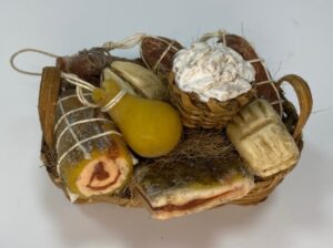 Cesta Rustica con Salumi e Formaggi in Cera – Arte Presepiale Napoletana ’700 – Figure 25-30 cm - immagine 3