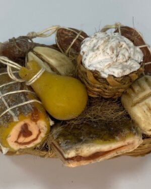Cesta Rustica con Salumi e Formaggi in Cera – Arte Presepiale Napoletana ’700 – Figure 25-30 cm