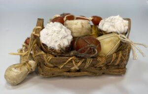 Cesta Rustica con Salumi e Formaggi in Cera – Arte Presepiale Napoletana ’700 – Figure 25 cm - immagine 3