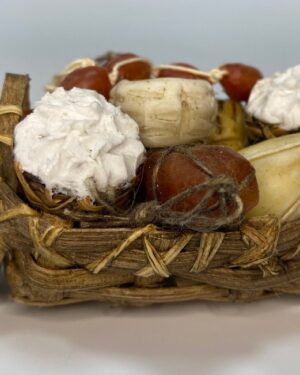 Cesta Rustica con Salumi e Formaggi in Cera – Arte Presepiale Napoletana ’700 – Figure 25 cm