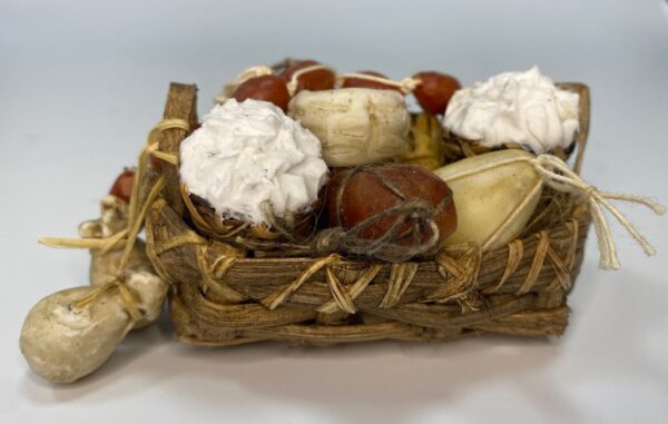 Cesta Rustica con Salumi e Formaggi in Cera – Arte Presepiale Napoletana ’700 – Figure 25 cm