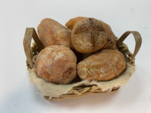 Cesta con Pane in Terracotta Dipinta a Mano – per Figure 25-30 cm – Presepe Napoletano '700 - immagine 3