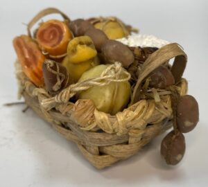 Cestino del Casaro – Salumi e Formaggi in Cera per Presepe Napoletano, Figure 25-30 cm - immagine 4