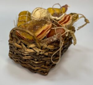 Cesta Rustica con Salumi e Formaggi in Cera – Arte Presepiale Napoletana ’700 – Figure 30-35 cm - immagine 4