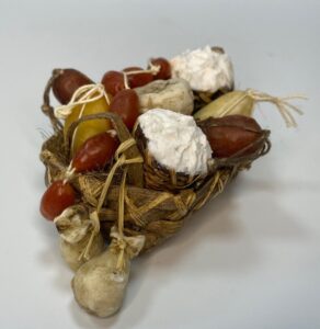 Cesta Rustica con Salumi e Formaggi in Cera – Arte Presepiale Napoletana ’700 – Figure 25 cm - immagine 4