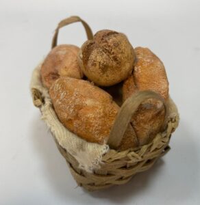 Cesta con Pane in Terracotta Dipinta a Mano – per Figure 25-30 cm – Presepe Napoletano '700 - immagine 4