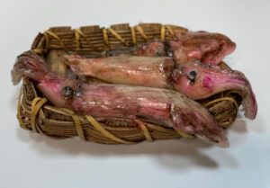 Cesta con Totani e Seppie in Cera – Miniatura per Presepe Napoletano 25-30 cm - immagine 2