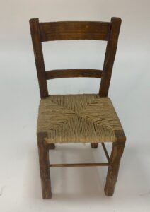 Sedia miniatura legno e paglia per pastori 25-27 cm – Accessorio Presepe Napoletano 700 - immagine 2