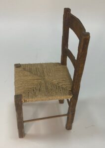 Sedia miniatura legno e paglia per pastori 25-27 cm – Accessorio Presepe Napoletano 700 - immagine 3